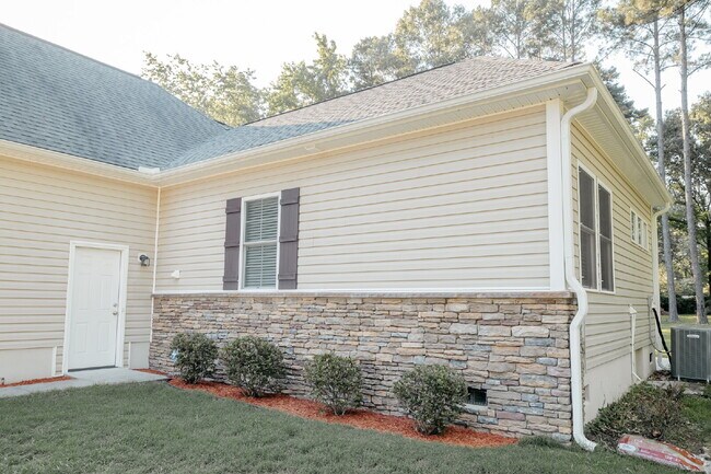 Foto del edificio - Private 1-bed, 1-bath Unit with screened-in porch