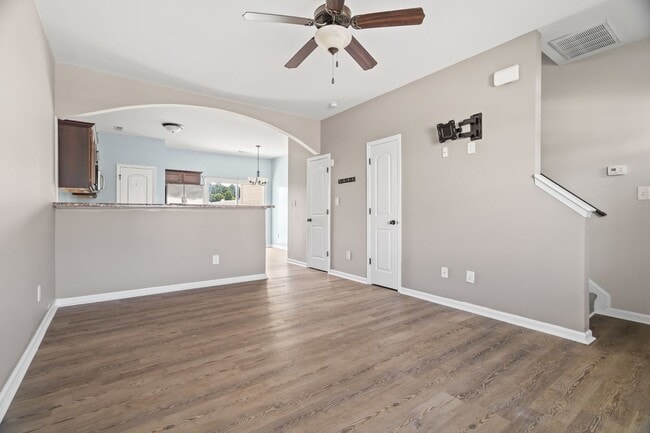 Building Photo - Coastal Living Meets Convenience