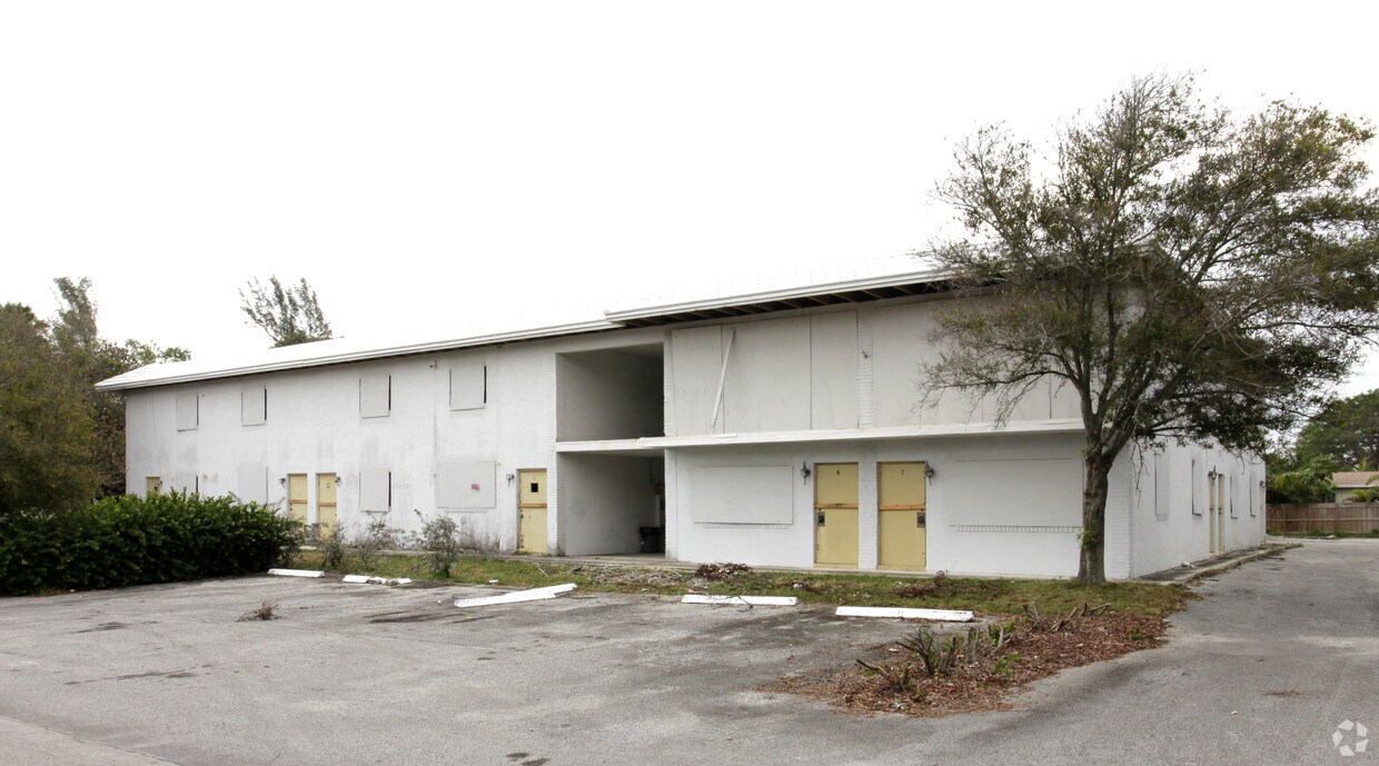 Building Photo - 1000 Palm Trl