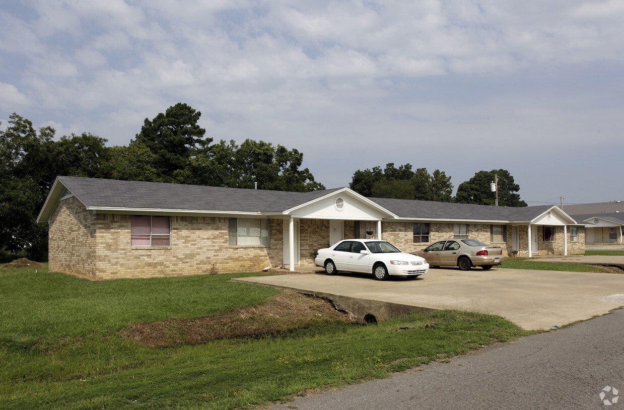 Primary Photo - 305 N Pear St