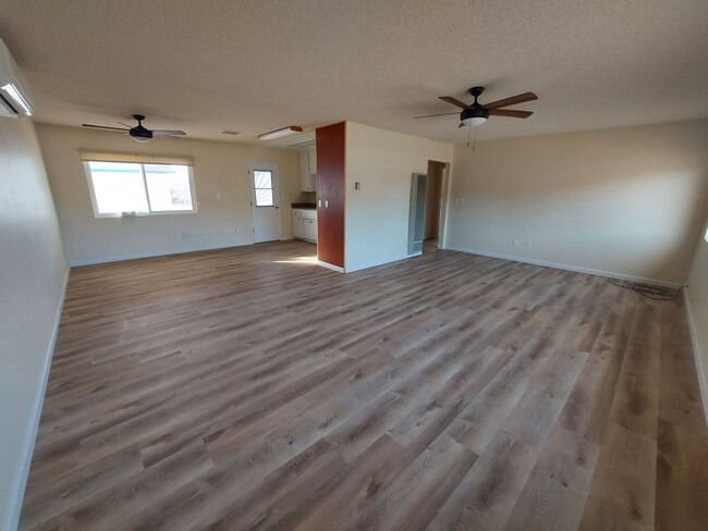 Foto del edificio - 2 Bedroom with 4-Car Garage in Downtown JT!