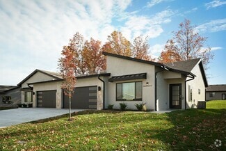 Building Photo - 201 E Maplewood Ln