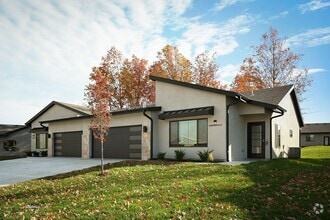 Building Photo - 201 E Maplewood Ln