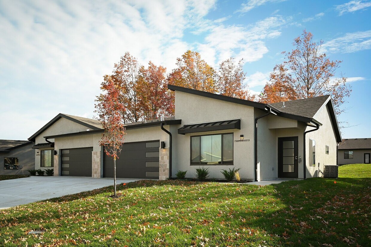 Primary Photo - Stunning 2-bedroom, 2-bathroom, 2-car Townhome In Raymore MO