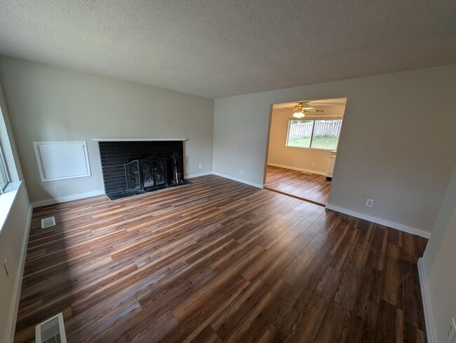 Foto del edificio - Port Orchard Rambler Available Now! 3 Bedrooms, Bonus Space, & Large Fenced Yard. Pets Okay!