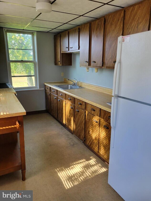 409 Country Club Rd Unit 2, Royersford, PA 19468 Room for Rent in