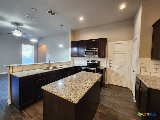 Foto del edificio - 1143 Creekside Orchard