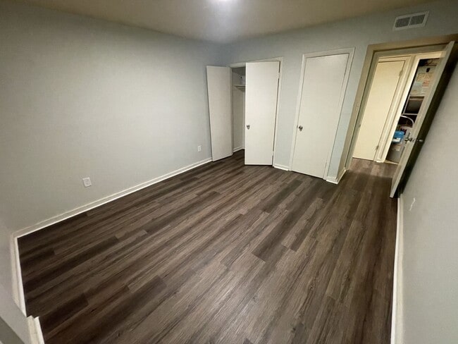Building Photo - 3 bd 1.5 ba Condo