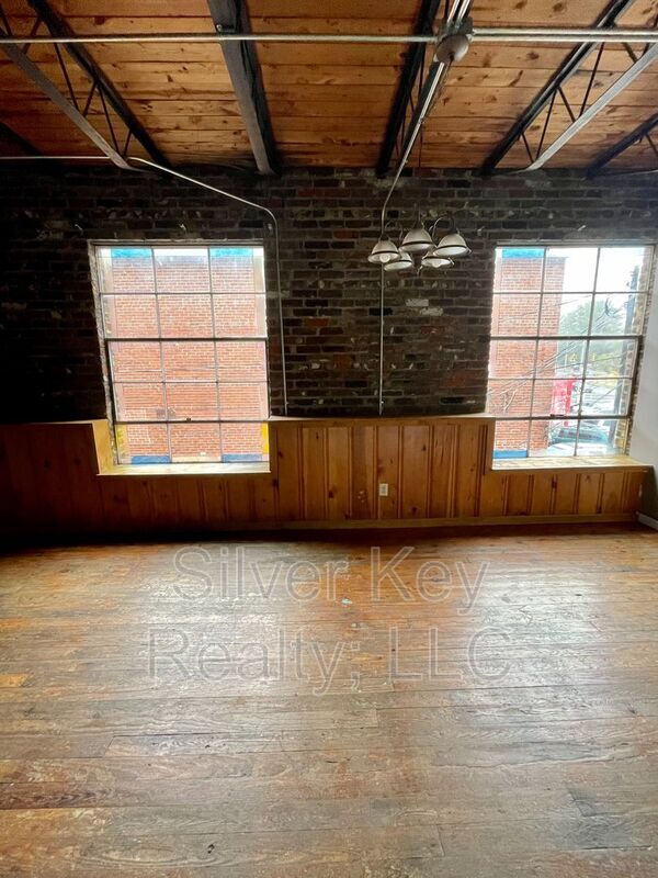 Foto del edificio - 217 E Washington Ave