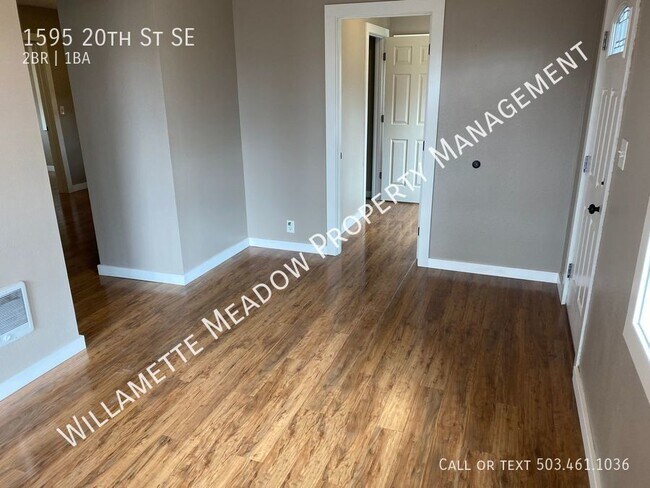 Building Photo - 2 Bedroom 1 Bathroom Newly Remodeled Duple...