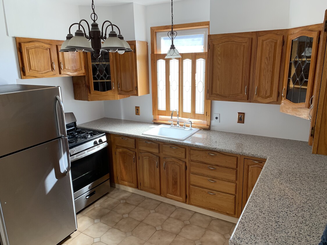 Large Kitchen with granite countertop, stainless steel appliances - 9 Rosewood Pl