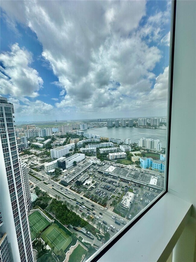 Foto del edificio - 18201 Collins Ave
