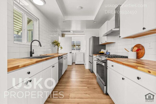 Foto del edificio - "Charming 4-Bed Retreat in the Heart of Sa...