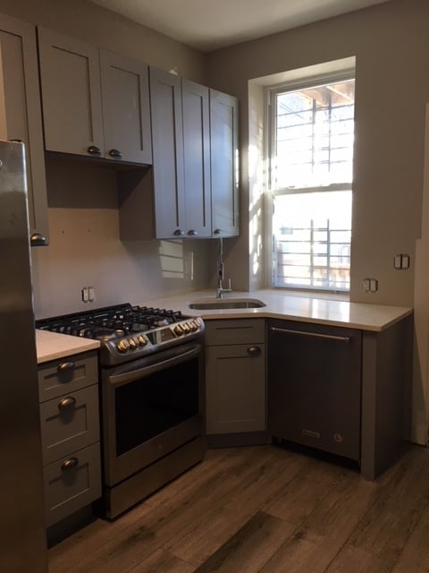 kitchen - 1511 W Addison St Apartments
