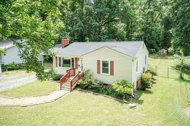 Building Photo - Charming 2-Bedroom Home with Screened Porc...
