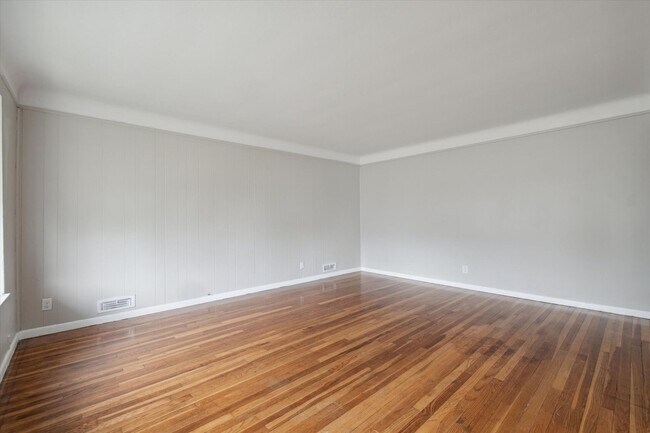 Building Photo - 5339 Elmwood Ave