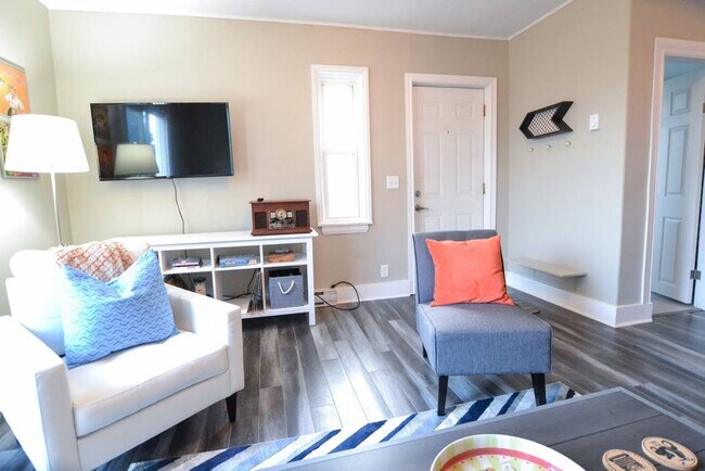 Photo du bâtiment - Bright Upper Flat One Bedroom Unit on Fairbanks Street, Dartmouth