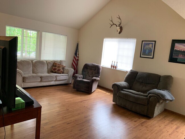 Building Photo - Beautiful 4 Bedroom 2.5 Bathroom Home