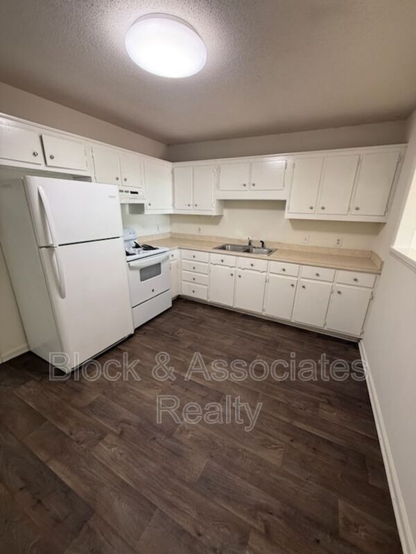 Foto del edificio - 120 W Presnell St