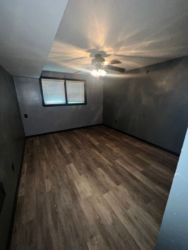 Building Photo - 4 Bedroom, 1.5 Bathroom House