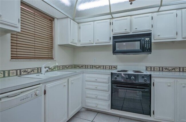 Foto del edificio - 9410 Live Oak Pl