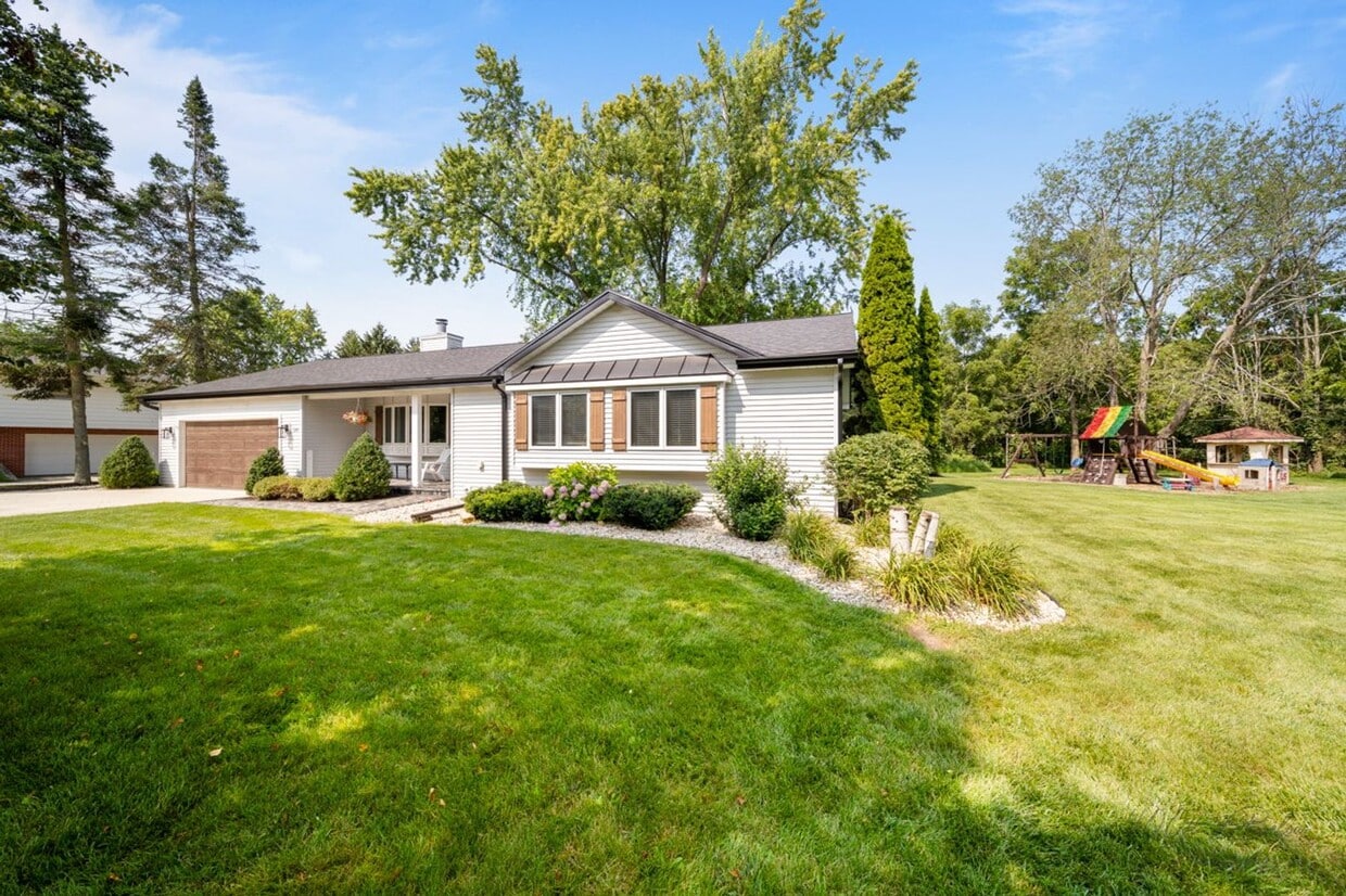 Building Photo - Lake Geneva Family-Friendly Furnished Home...