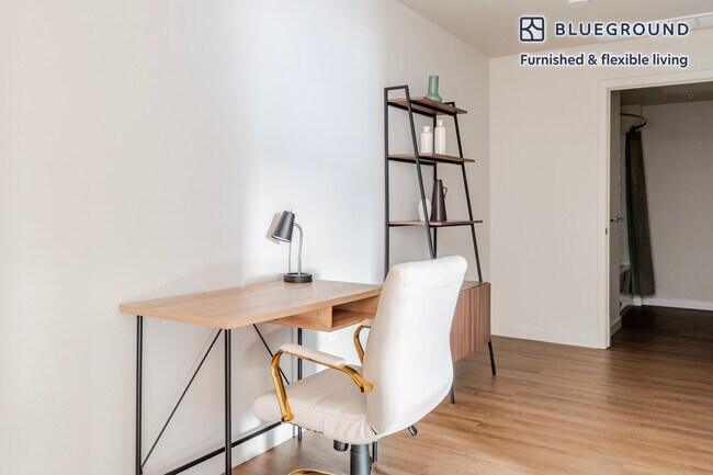 Foto del edificio - 2333 Calle Del Mundo