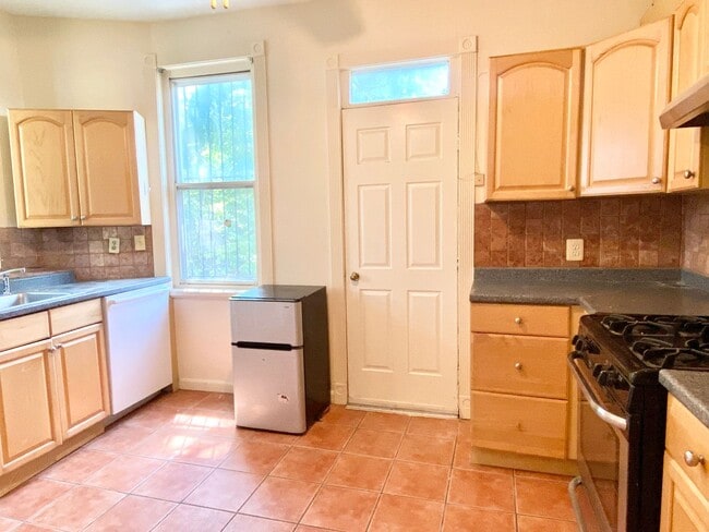 Building Photo - Spacious 2 Bed Plus Den - 1 Bath - Capitol...