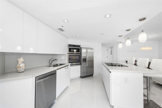 Foto del edificio - 5880 Collins Ave