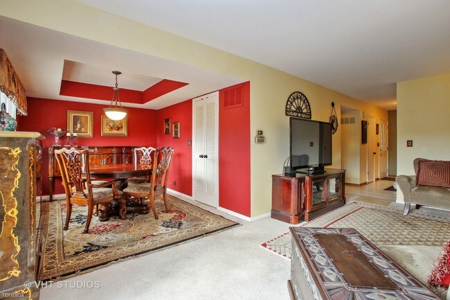 Foto del edificio - 655 Versailles Ct