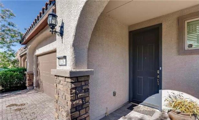 Building Photo - $500 OFF FIRST MONTHS RENT- SPARKLING POOL!