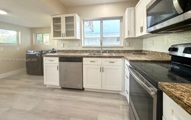 Building Photo - Bright & Updated 2-Bedroom, 2-Bath Home wi...