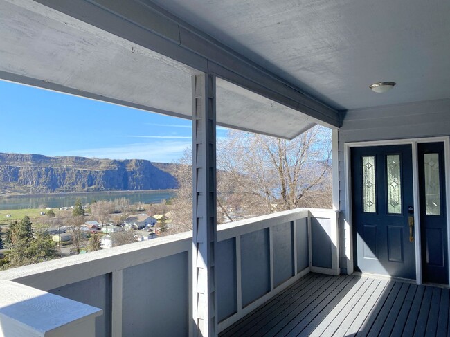 Building Photo - Quiet Duplex Overlooking the River