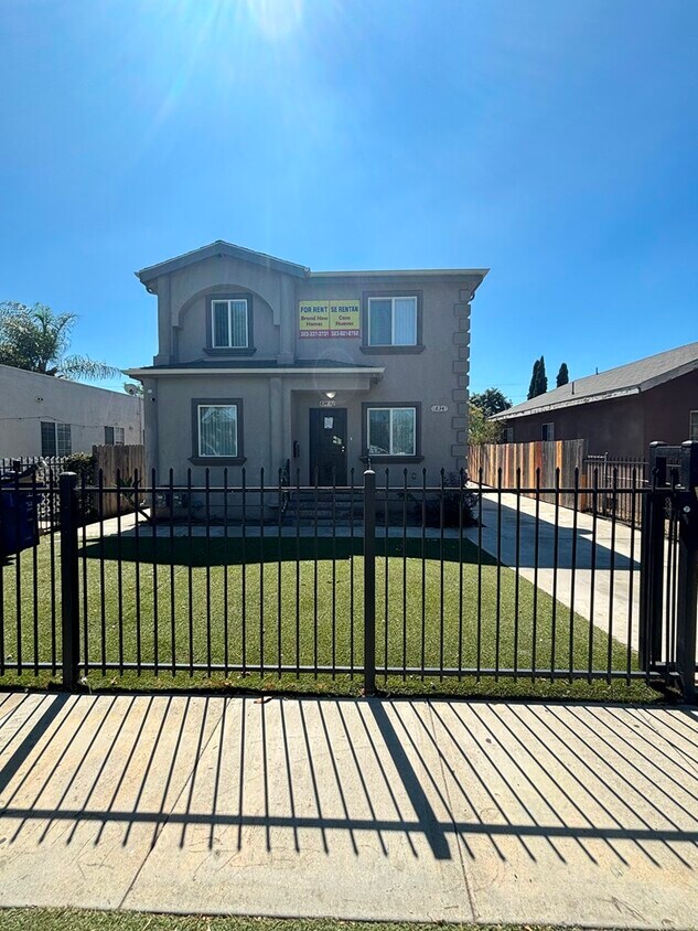 Foto principal - 834 1/2 E 77th St