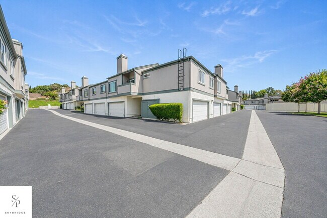 Foto del edificio - Charming 2-Bed Townhouse with Fireplace in Prime CA Location!