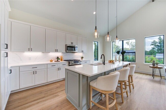 Foto del edificio - 6121 Pacific Frst Dr