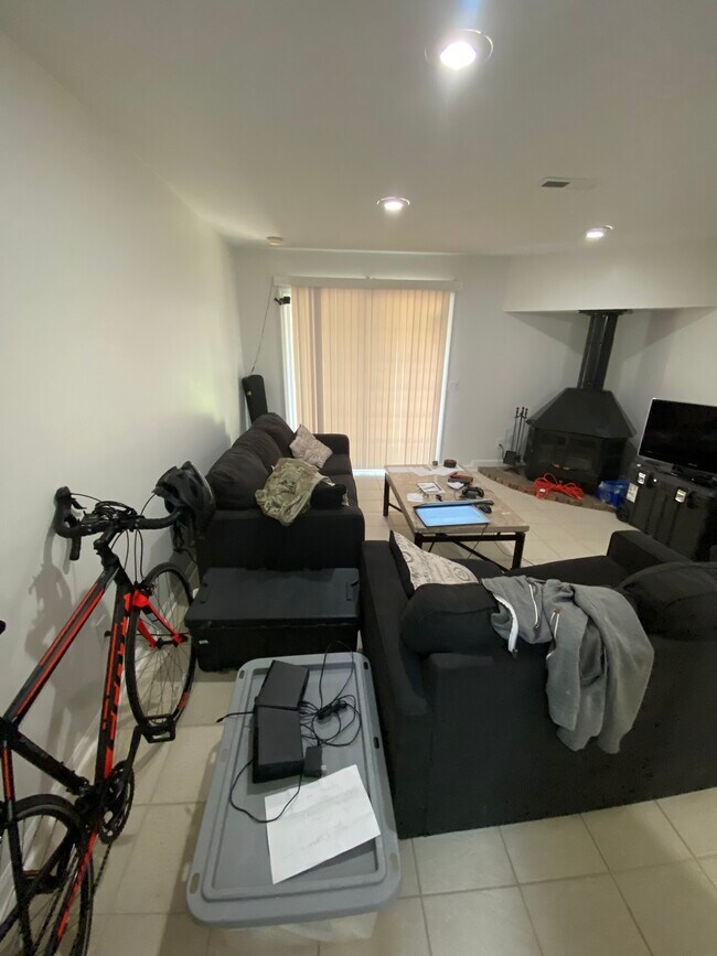 Building Photo - 201 Colony Dr