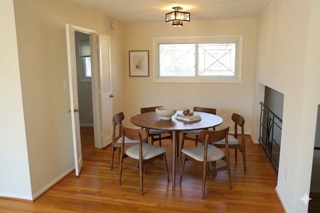 Foto del edificio - Renovated 3BR 2BA Rockville Split-Level with Huge Fenced Yard Available July
