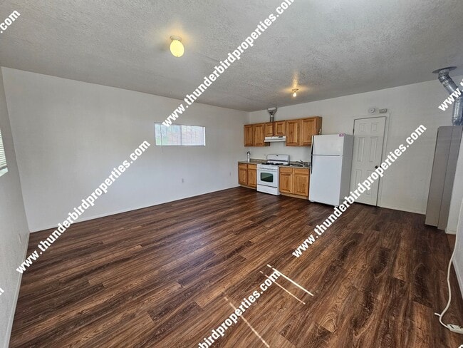 Foto del edificio - 1 Bedroom, 1 Bathroom near CNM Area Availa...