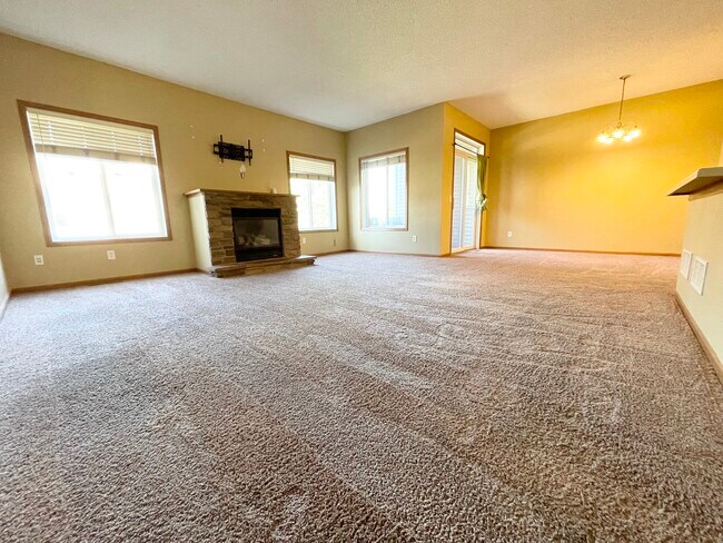 Building Photo - 6898 Meadow Grass Ln S