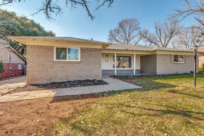 Foto del edificio - 4820 Briarwood Ln