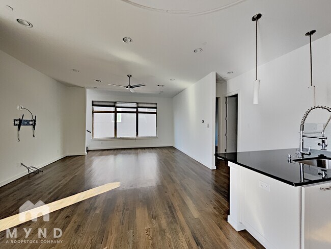 Foto del edificio - 1861 Summit Ave 4