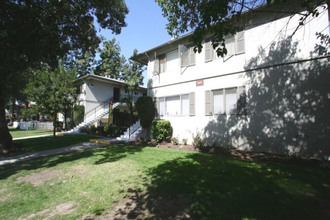 Building Photo - Oak Street Garden