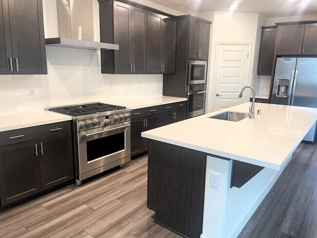 Foto del edificio - 5 Bedrooms Home in Russell Ranch