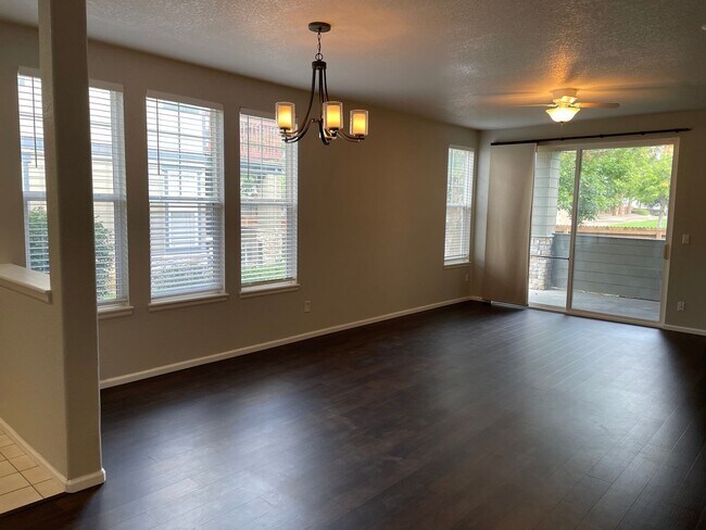 Foto del edificio - Spacious 2 Bed/2 Bath Ground-Level Condo in Gated Community- Lowered Rent & Security Deposit!!!!!