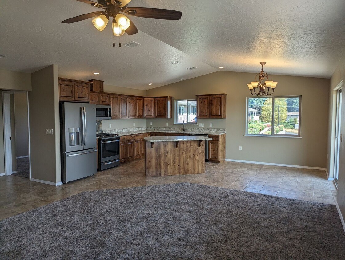 Primary Photo - Wonderful 3 bedroom 2 bath Orchards condo