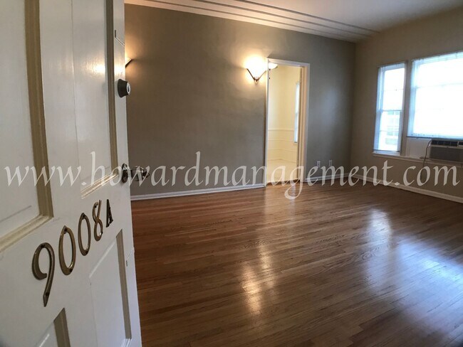 Foto del edificio - 9008 Burton Way