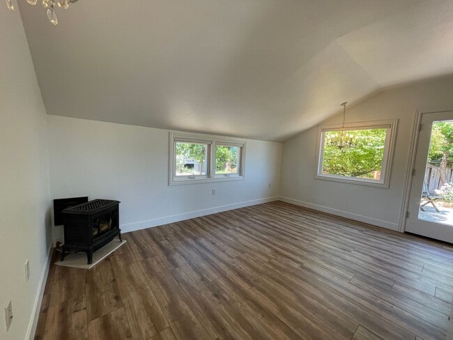 Building Photo - Well Appointed one level cottage located i...