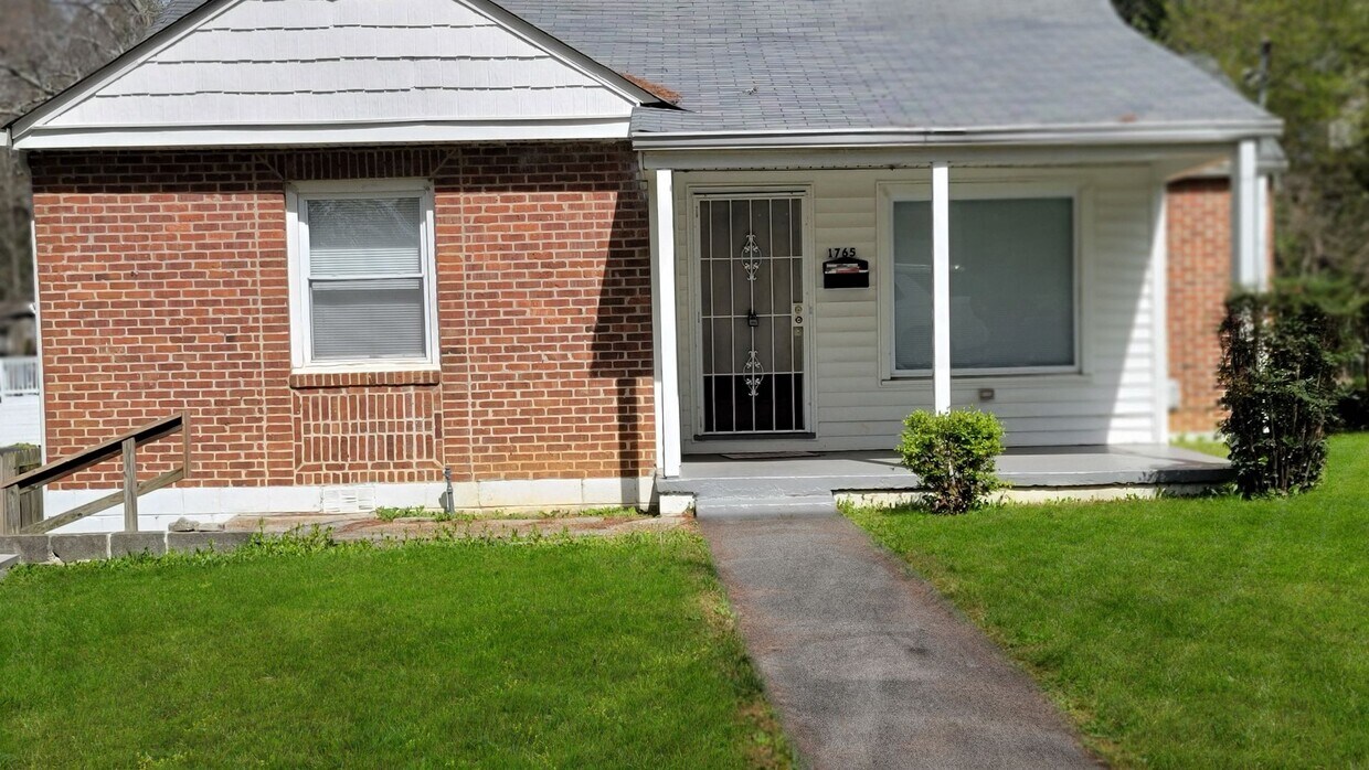 Primary Photo - Emmaculate Clean Home/Located Minutes for ...