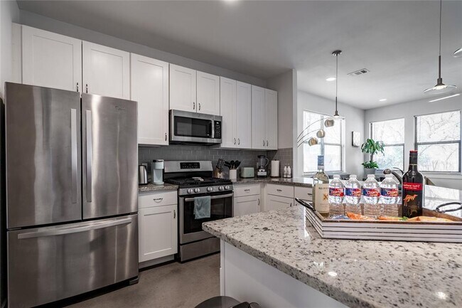 Foto del edificio - 4702 Leslie Ave